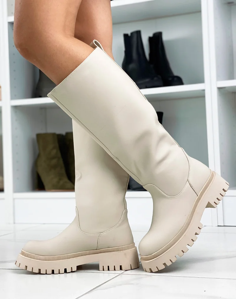Bottes hautes beiges gommées à semelle épaisse