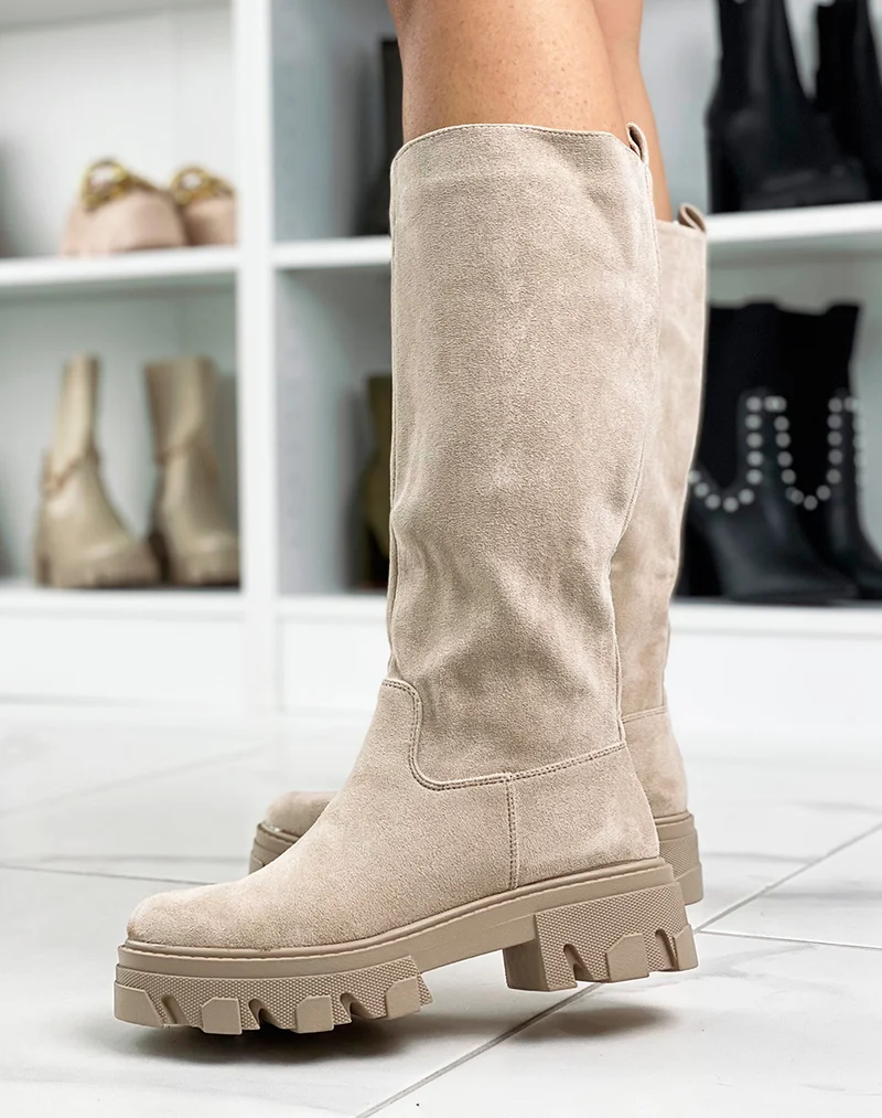 Bottes hautes beiges en suédine à semelle épaisse et crantée