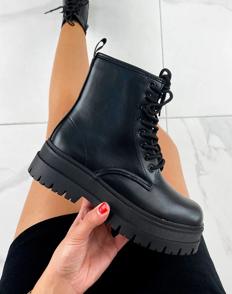 Bottines noires lacées à semelle épaisse