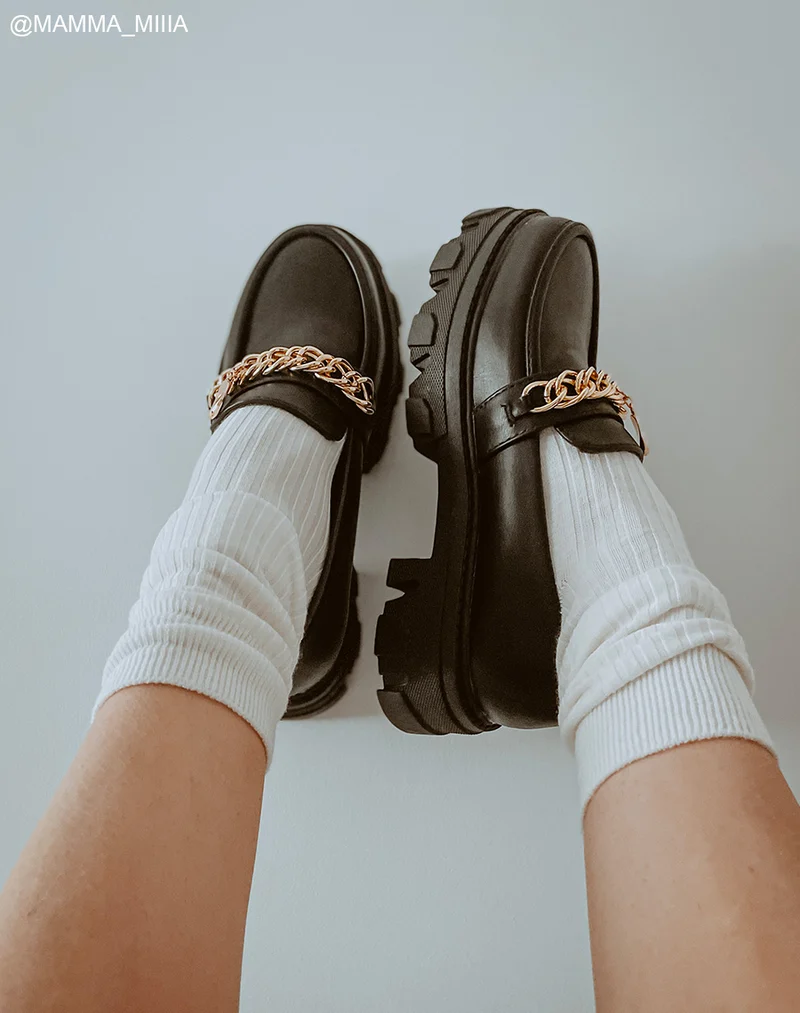 Mocassins noirs à chaîne et bijou doré et semelle crantée