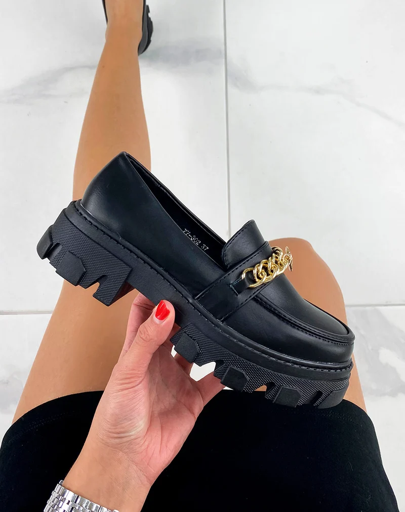 Mocassins noirs à chaîne et bijou doré et semelle crantée