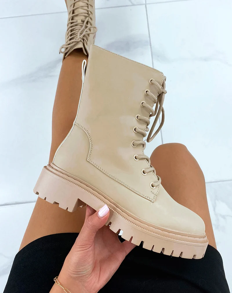 Bottines beiges montantes mattes à lacet et semelle talonnée
