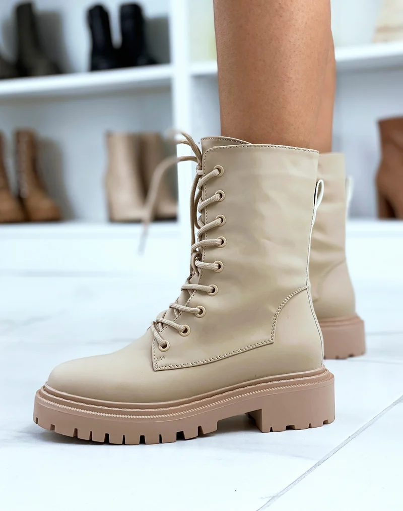 Bottines beiges montantes mattes à lacet et semelle talonnée