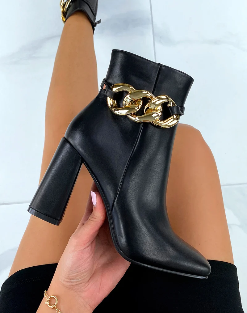 Bottines à talon noires à bout carré et chaine dorée