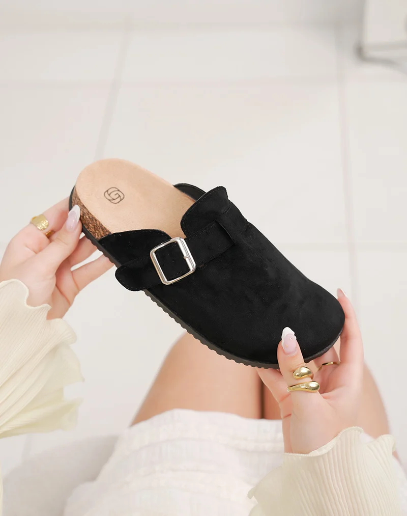 Mules femme noires fermées en suédine tendance avec boucle argentée