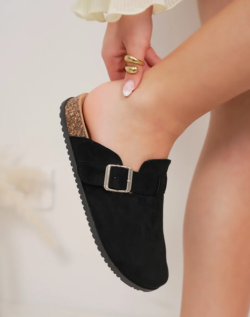 Mules femme noires fermées en suédine tendance avec boucle argentée