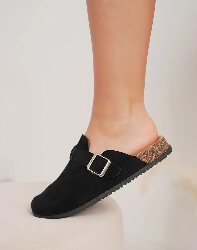 Mules femme noires fermées en suédine tendance avec boucle argentée
