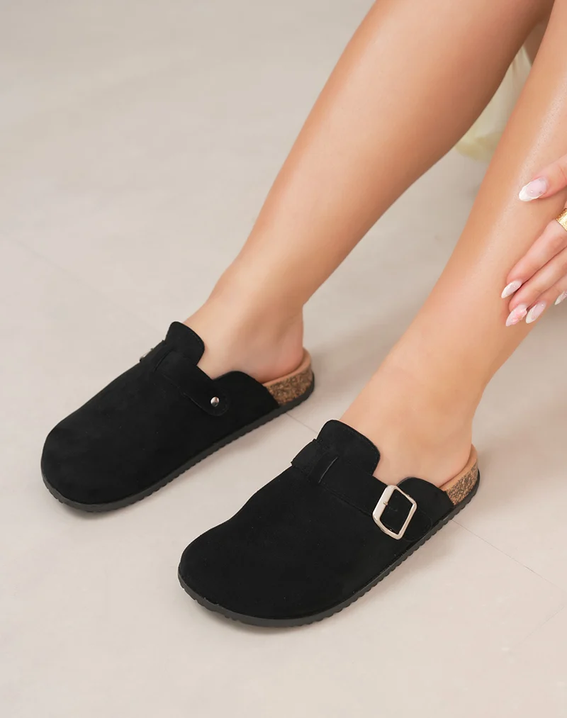 Mules femme noires fermées en suédine tendance avec boucle argentée