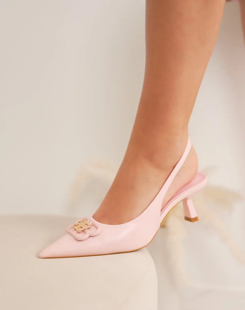 Escarpins femme rose pastel à bout pointu élégants avec bijou doré et petit talon