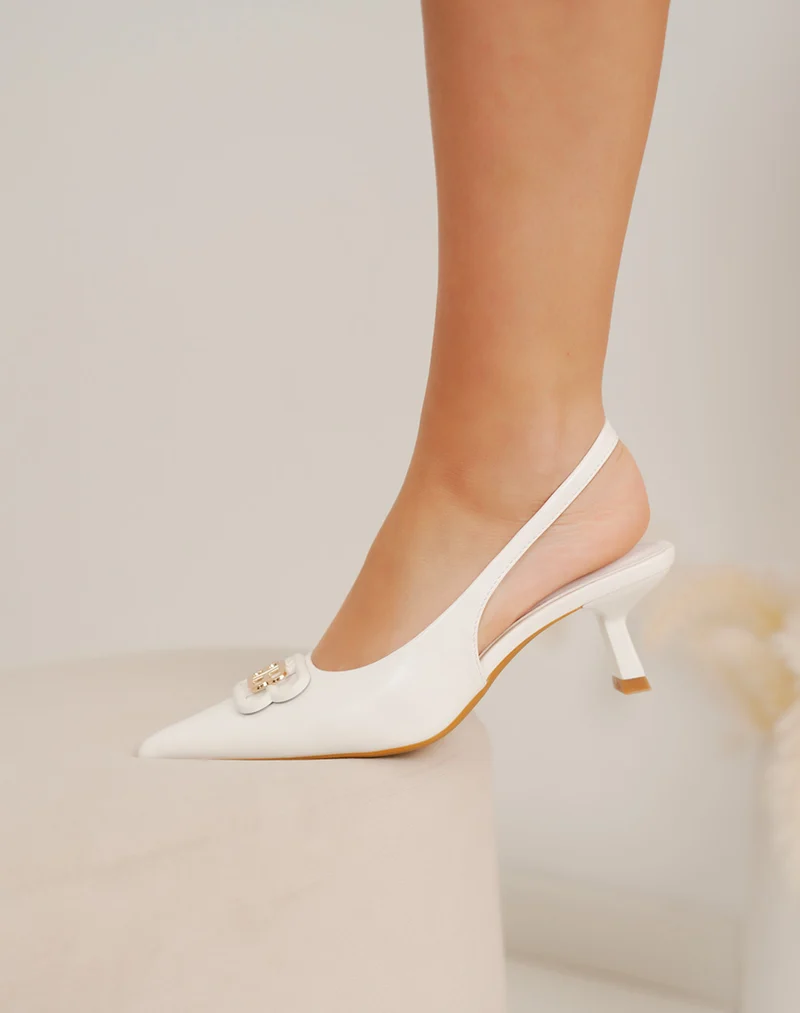 Escarpins femme blancs à bout pointu avec bijou doré et petit talon aiguille