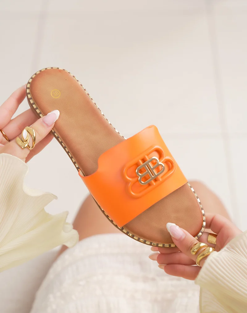 Mules femme orange tendance avec bijou doré et semelle cloutée chic