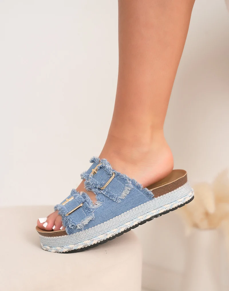Mules femme en jean bleu élégantes avec double bride dorée et plateforme tressée