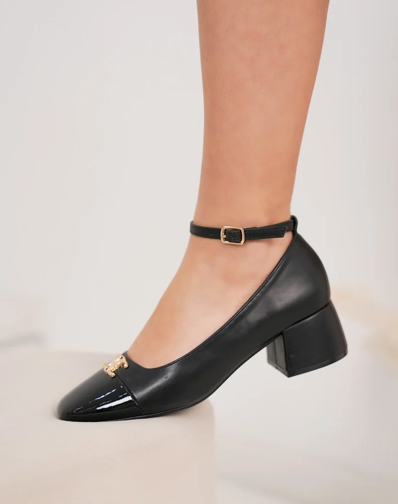 Escarpins femme noirs à petit talon verni avec bijou doré et bride fine