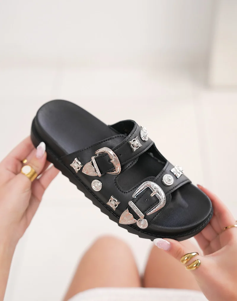 Mules plates femme noires tendance avec détails argentés ajustables