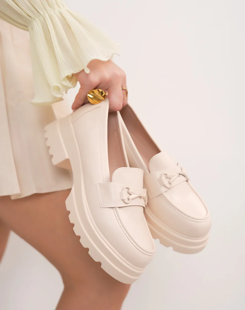Mocassin femme beige à bijou noir, détail cœur rouge et semelle crantée