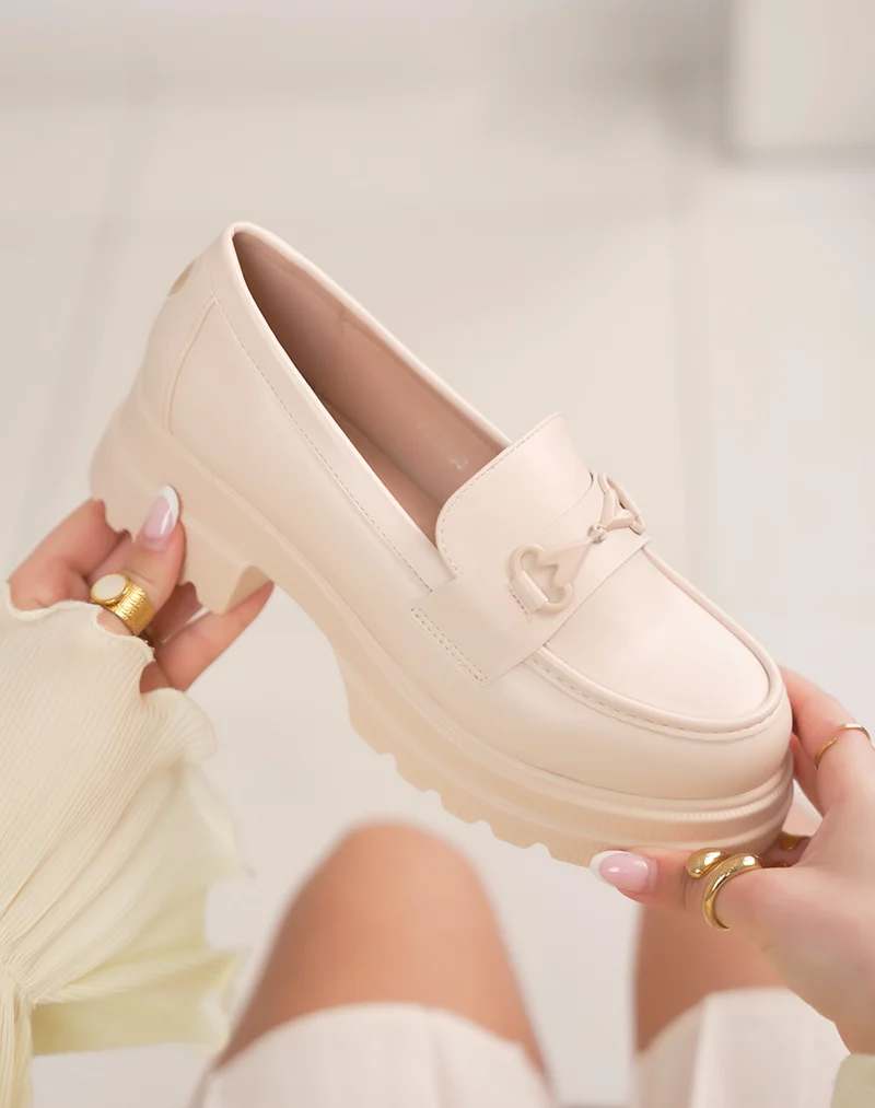 Mocassin femme beige à bijou noir, détail cœur rouge et semelle crantée
