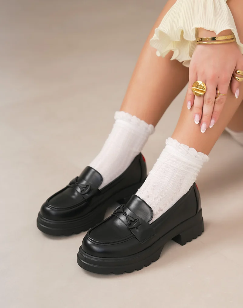 Mocassin femme noir à bijou ton sur ton avec détail cœur rouge et semelle crantée