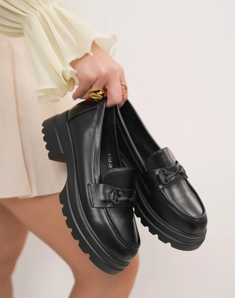 Mocassin femme noir à bijou ton sur ton avec détail cœur rouge et semelle crantée