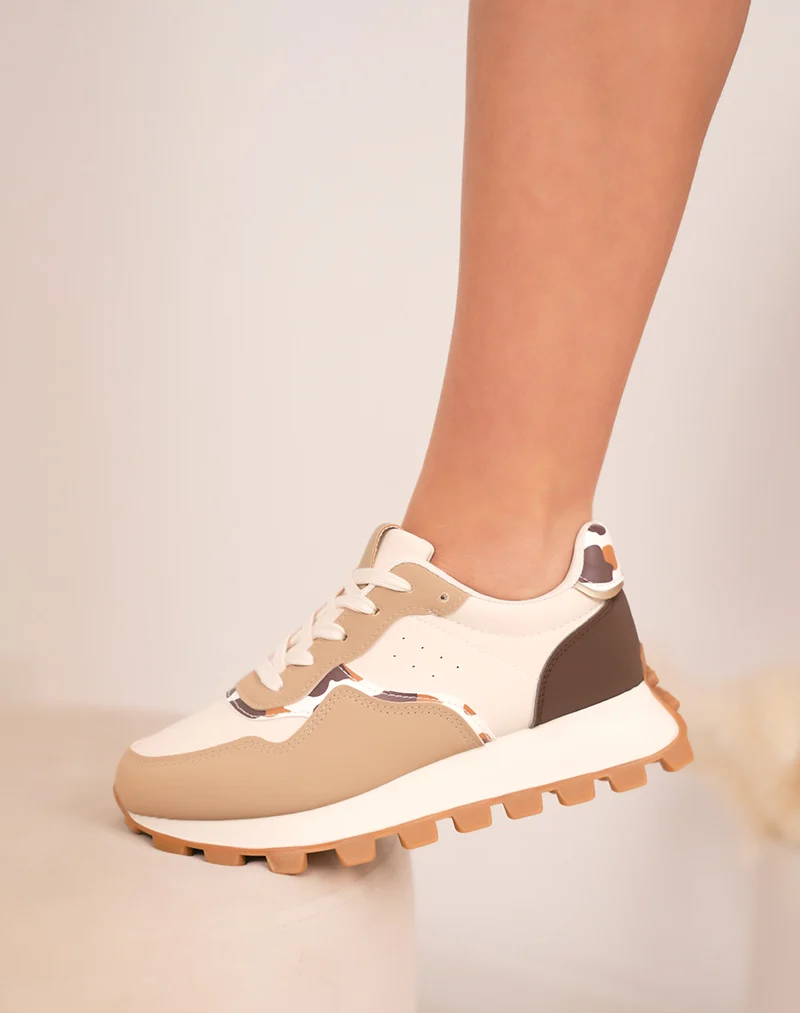 Baskets femme beiges et marron tendance avec semelle crantée et détails vachette