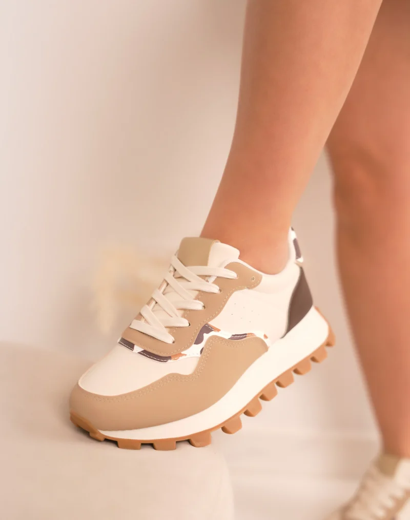 Baskets femme beiges et marron tendance avec semelle crantée et détails vachette