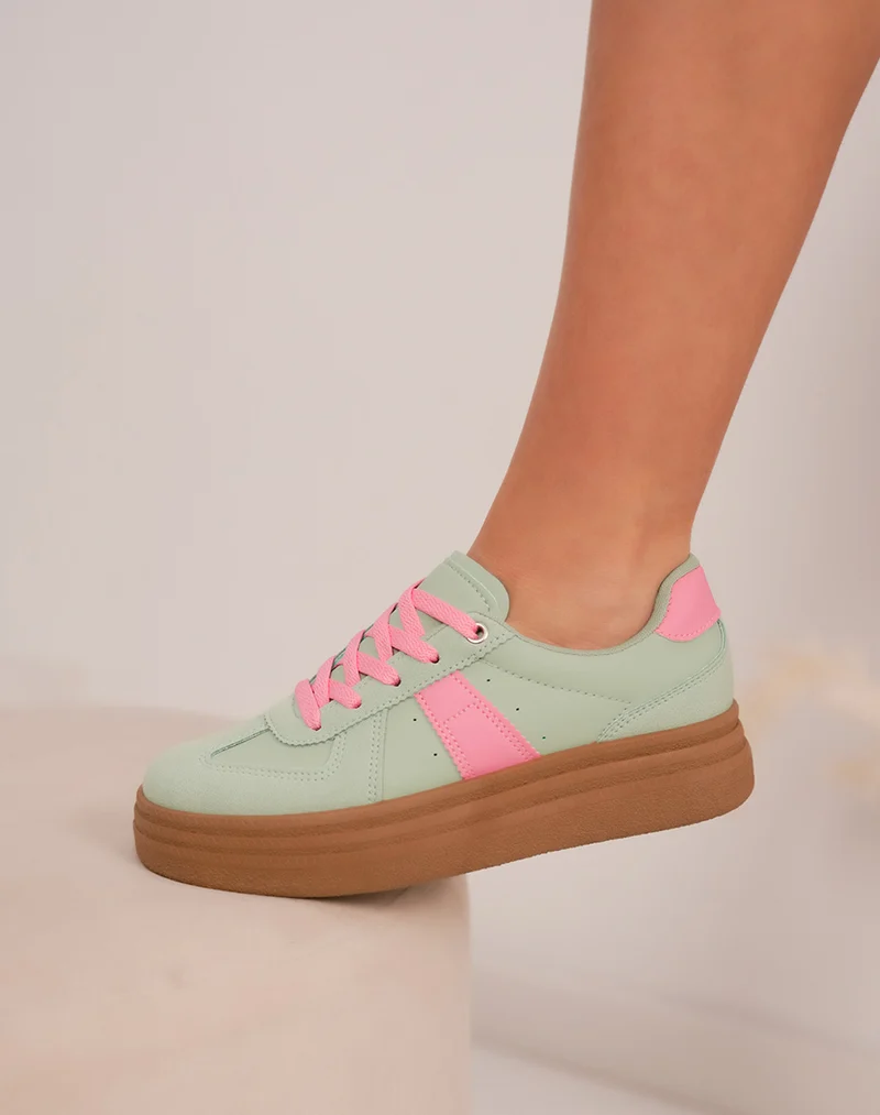 Baskets femme vertes tendance à triple plate-forme camel et détails rose pastel