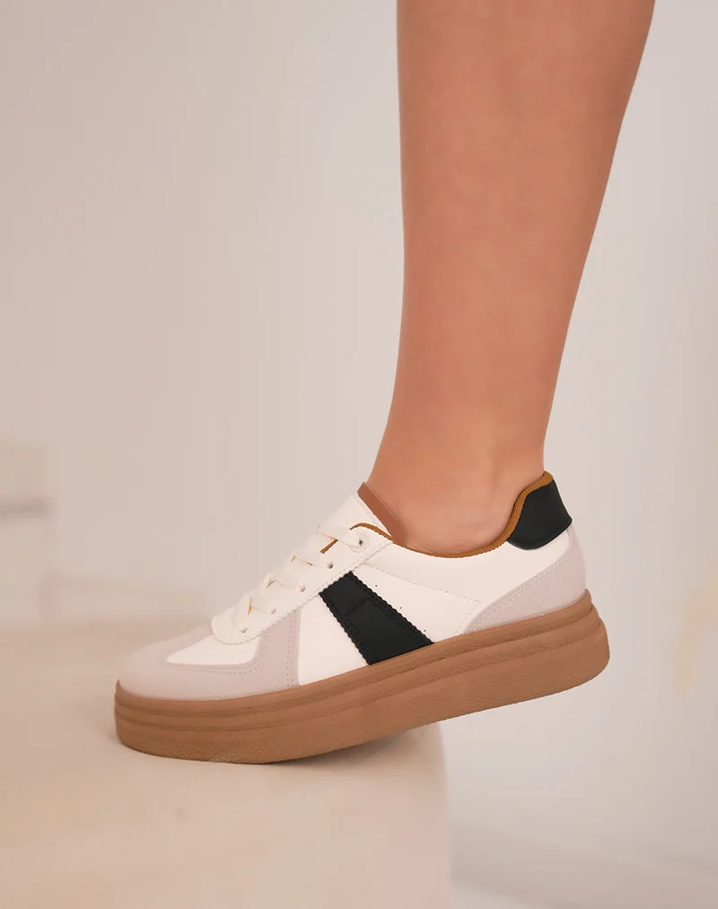 Baskets femme beiges tendance à triple plate-forme camel et détails noirs contrastants