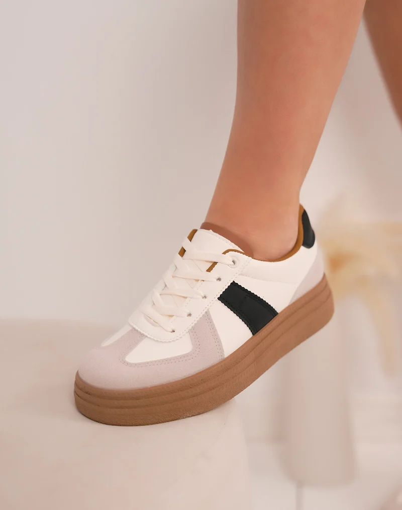 Baskets femme beiges tendance à triple plate-forme camel et détails noirs contrastants