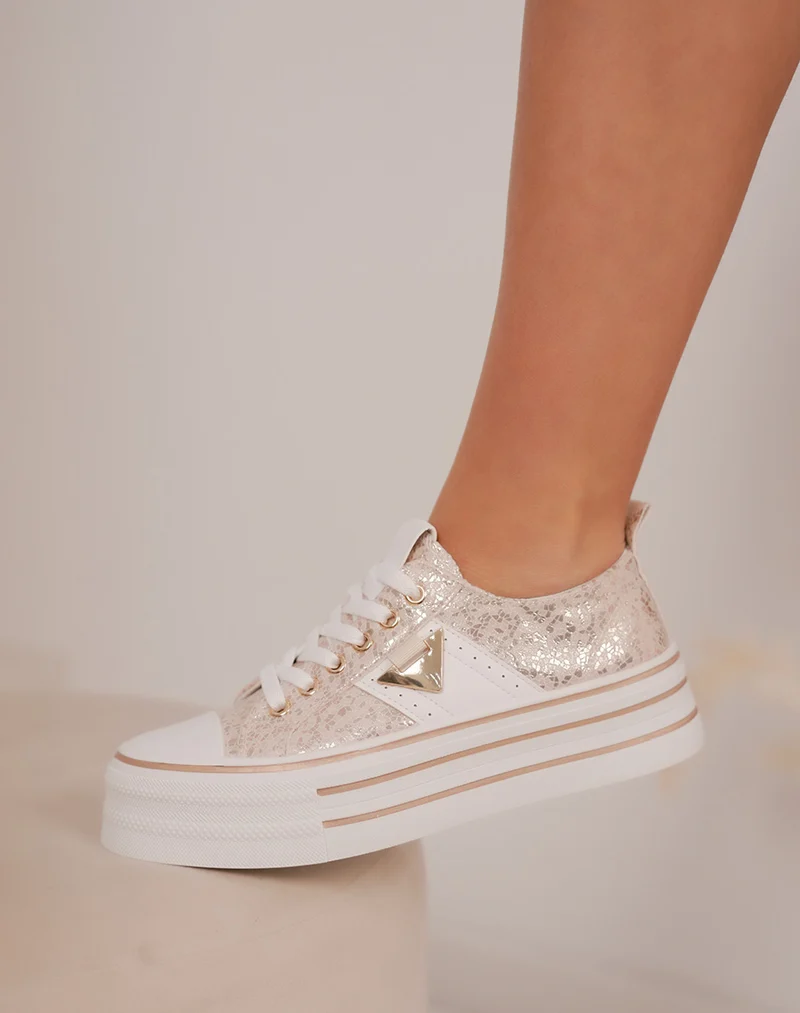 Baskets femme champagne doré tendance avec bijou triangle et plateforme blanche