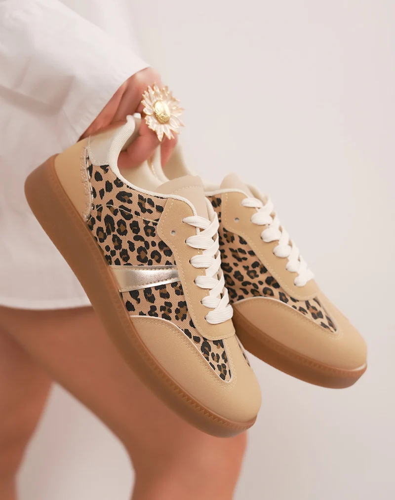 Basket femme taupe et léopard en peau de pêche avec détails dorés et semelle plate