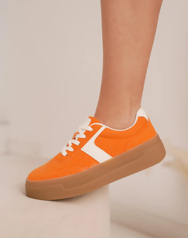 Basket femme orange en peau de pêche à triple plate-forme marron et détails blancs