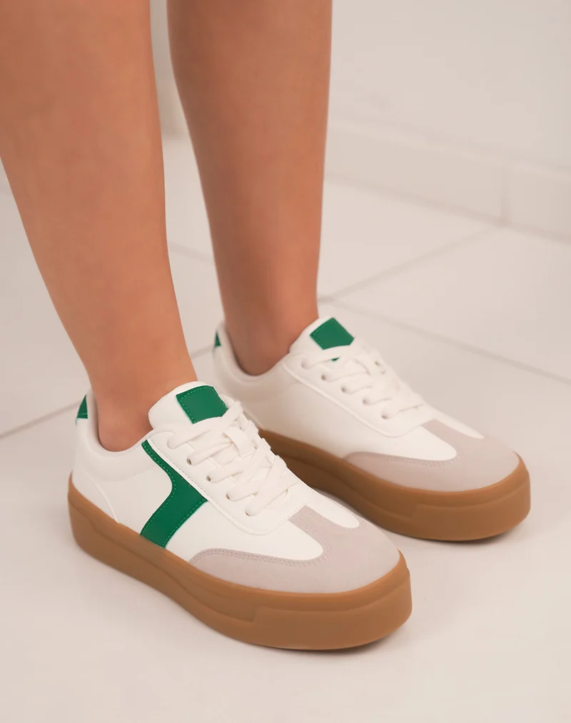 Basket femme blanche à détails vert sapin et triple plate-forme marron