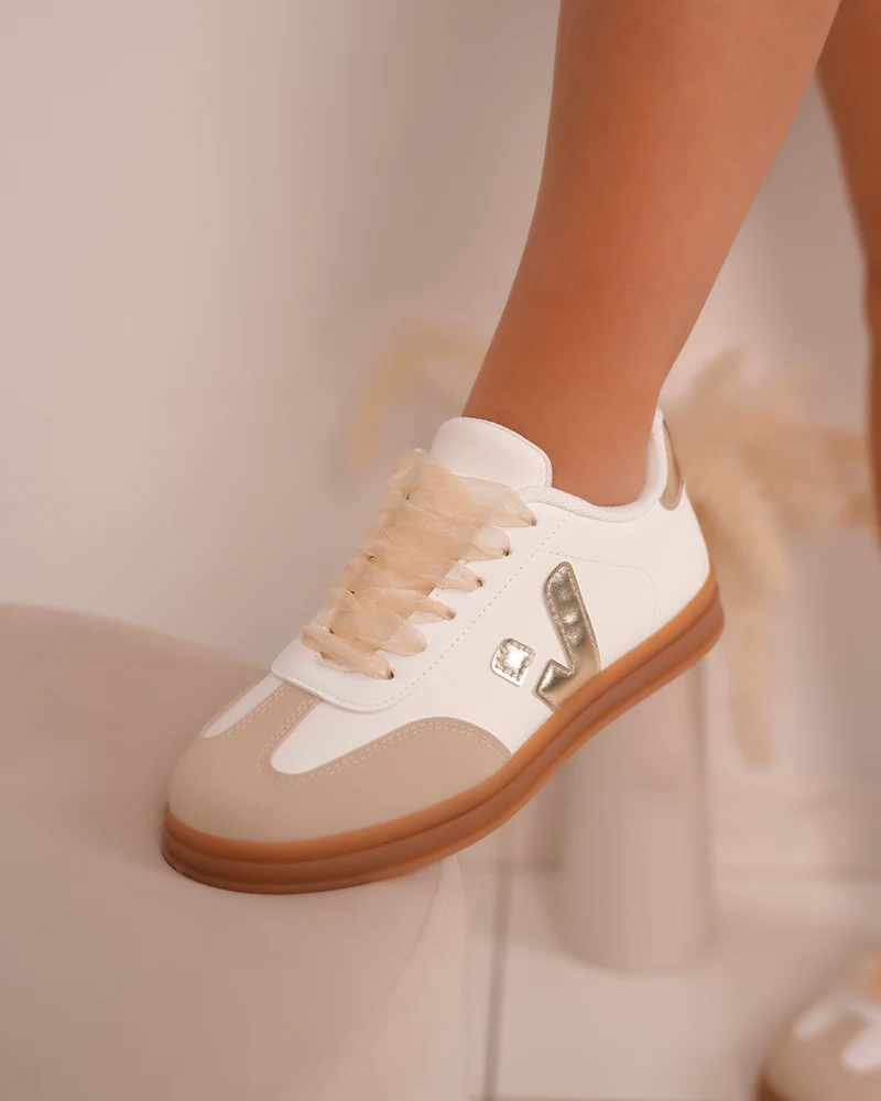 Basket femme blanche avec détails dorés et semelle marron