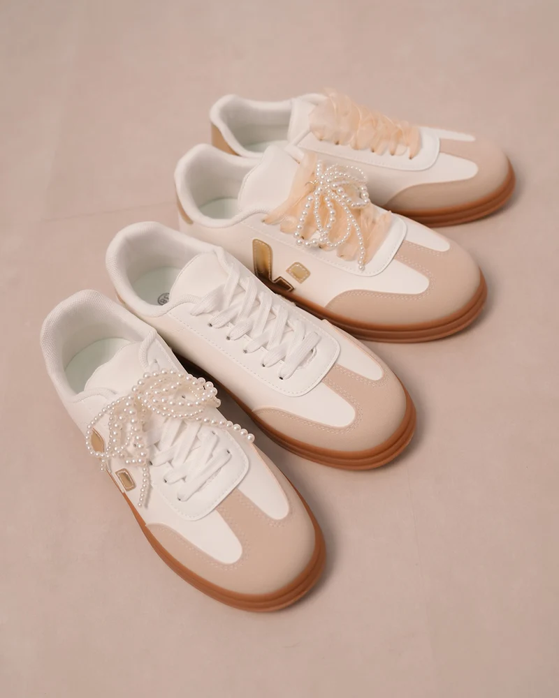 Basket femme blanche avec détails dorés et semelle marron