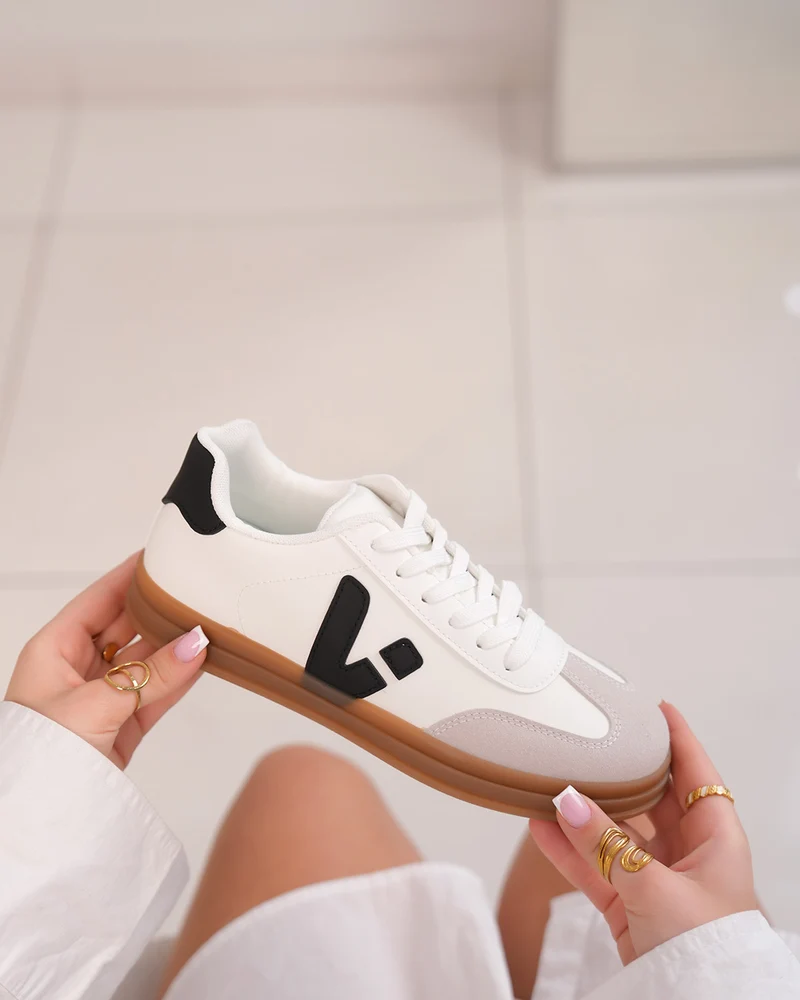 Basket femme blanche avec détails noirs et semelle marron