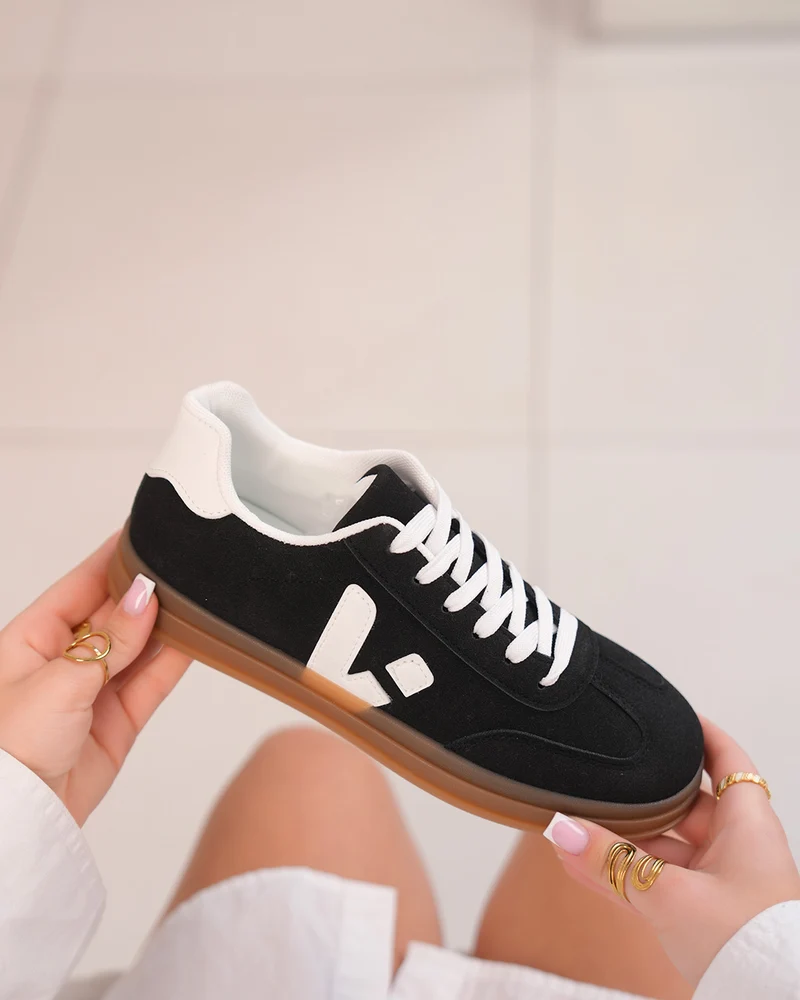 Basket femme noire en suédine avec détails blancs et semelle marron