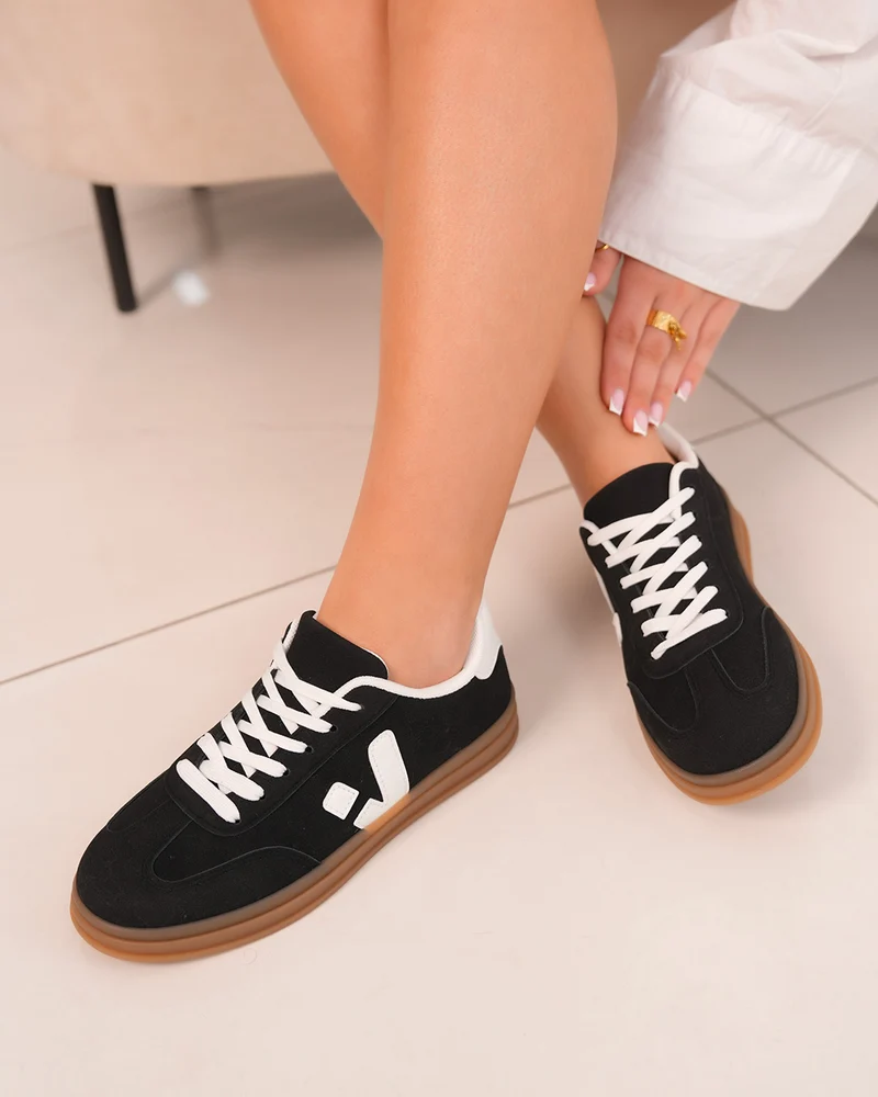 Basket femme noire en suédine avec détails blancs et semelle marron