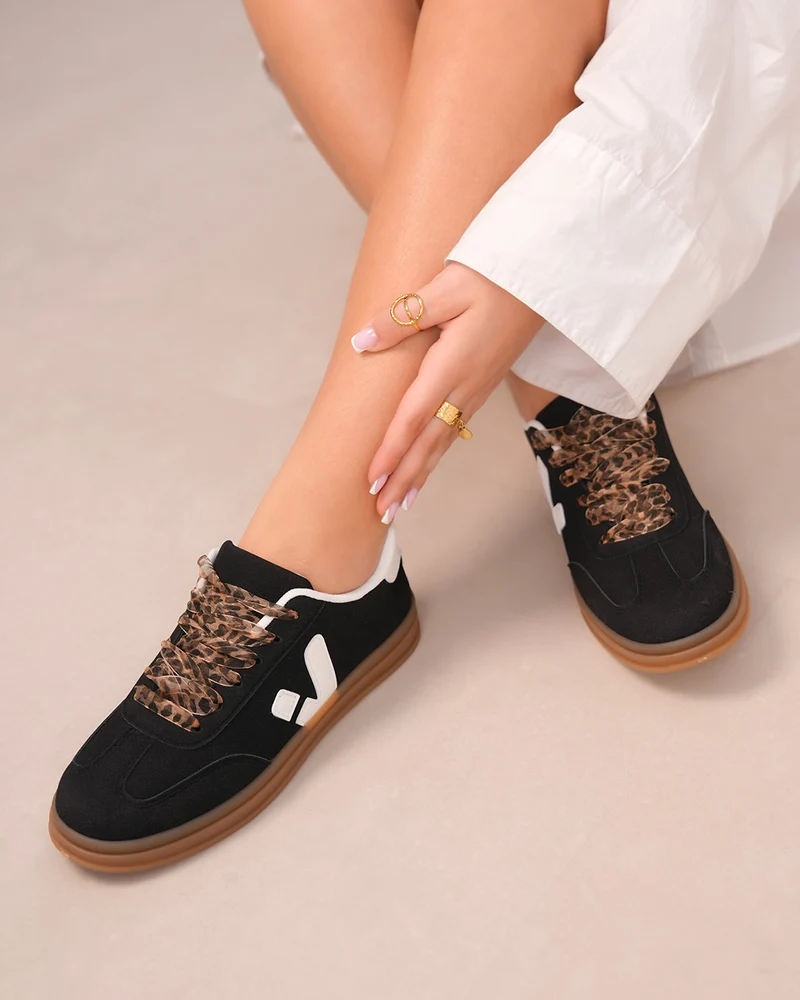 Basket femme noire en suédine avec détails blancs et semelle marron