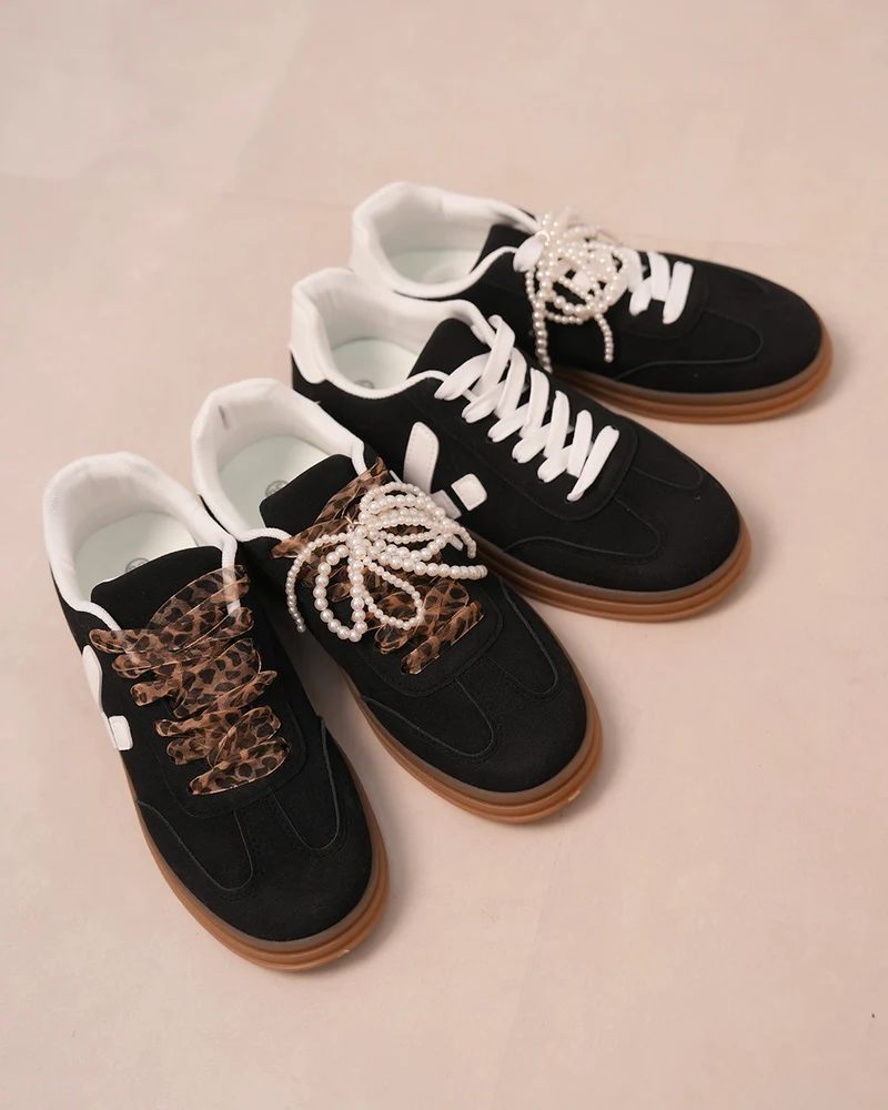 Basket femme noire en suédine avec détails blancs et semelle marron