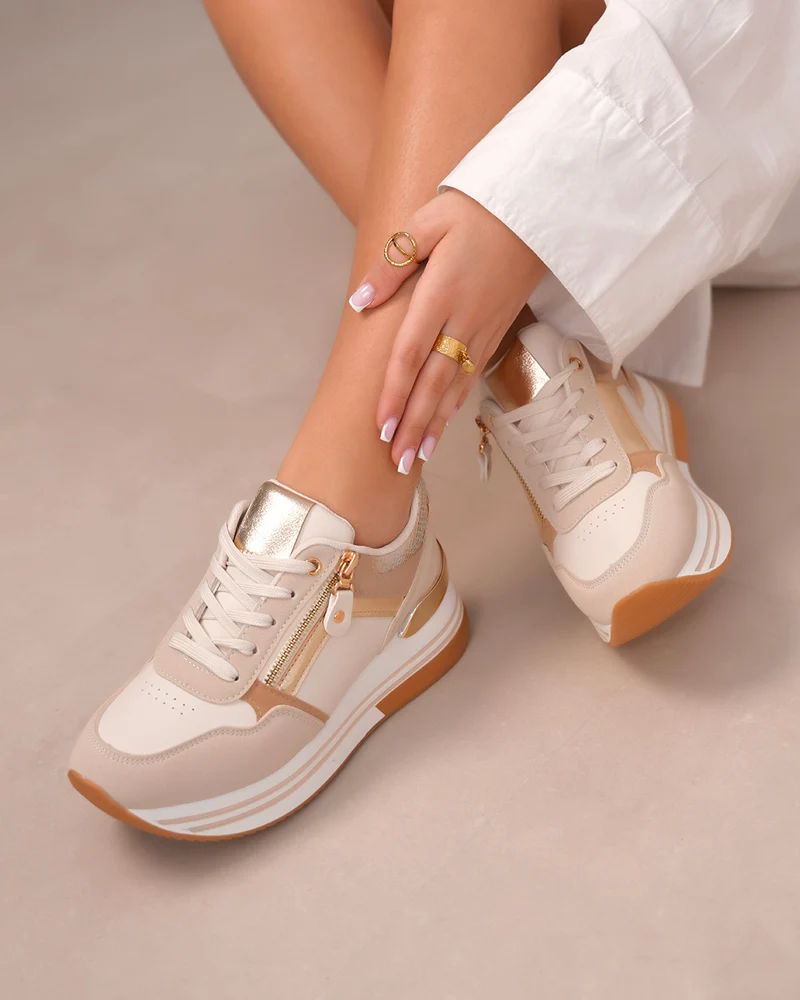 Basket femme beige tendance avec détails dorés et effet serpent