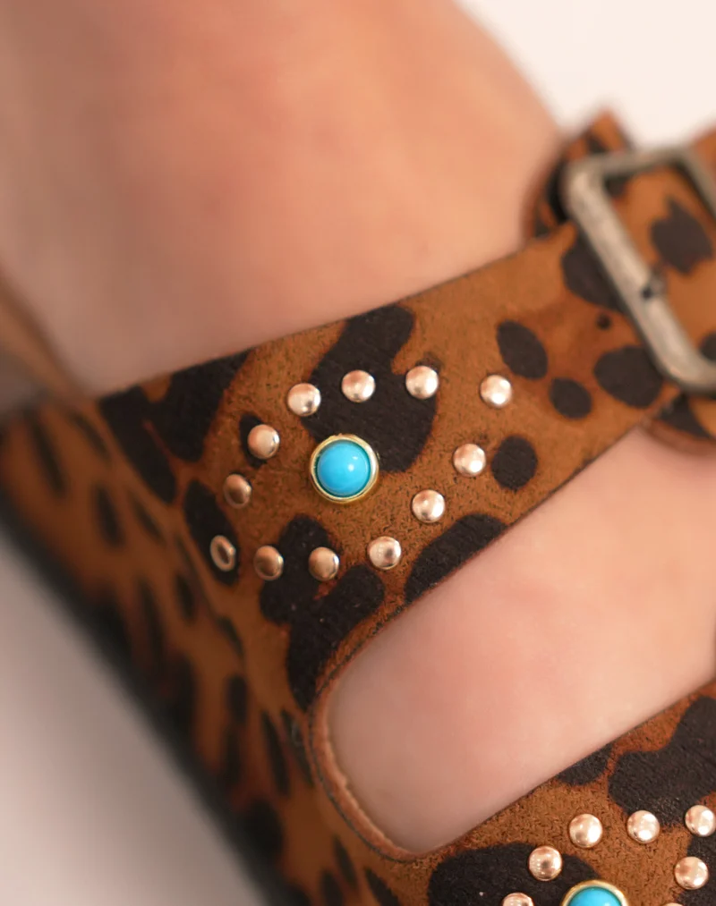 Mules femme léopard avec brides à bijoux œil doré et bleu