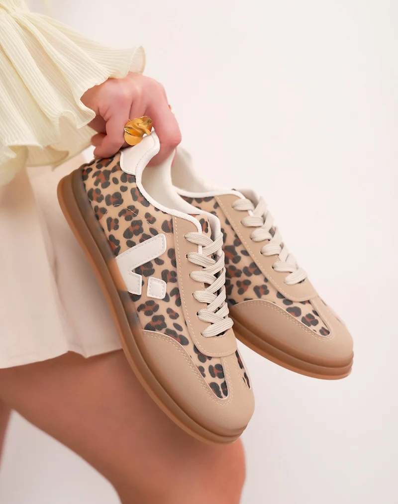 Basket femme léopard tendance avec détails beige et semelle marron
