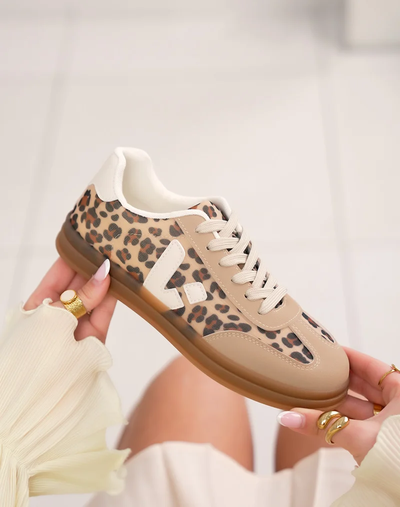 Basket femme léopard tendance avec détails beige et semelle marron