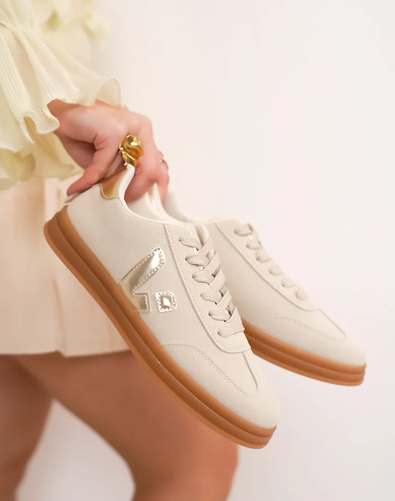 Basket femme beige élégante en suédine avec détails dorés et semelle marron