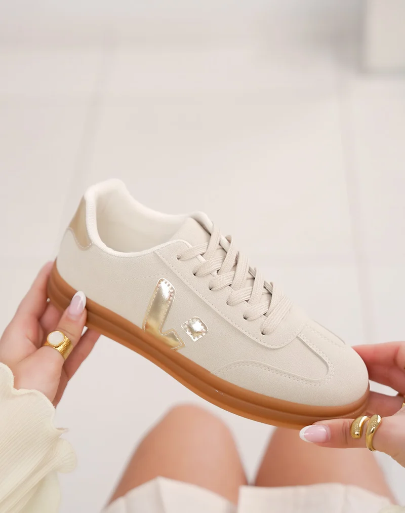 Basket femme beige élégante en suédine avec détails dorés et semelle marron