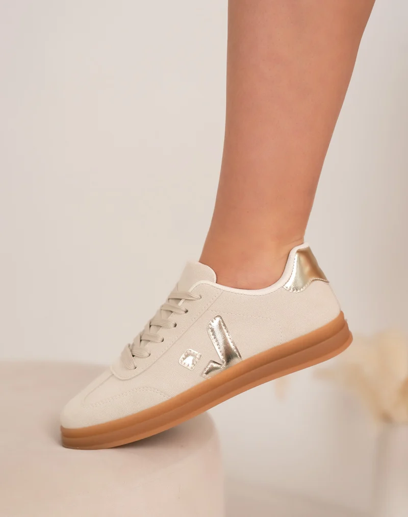 Basket femme beige élégante en suédine avec détails dorés et semelle marron