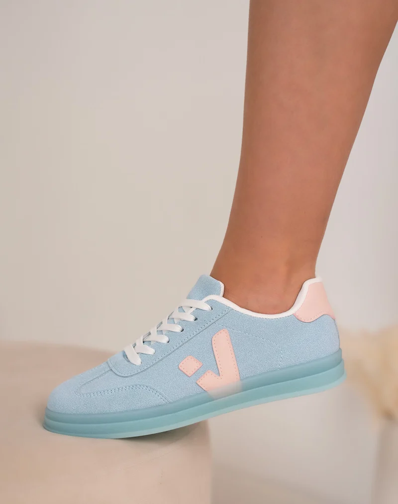 Basket femme bleu clair tendance en suédine avec détails rose pâle