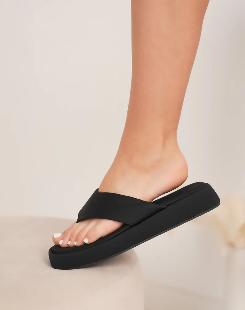 Tongs femme noir tendance à plate-forme épaisse