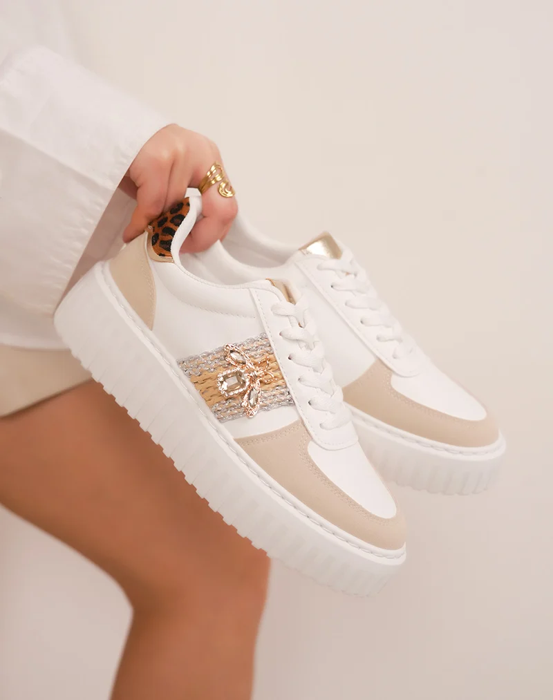 Baskets femme beige et léopard à détail osier, suédine et bijou abeille doré