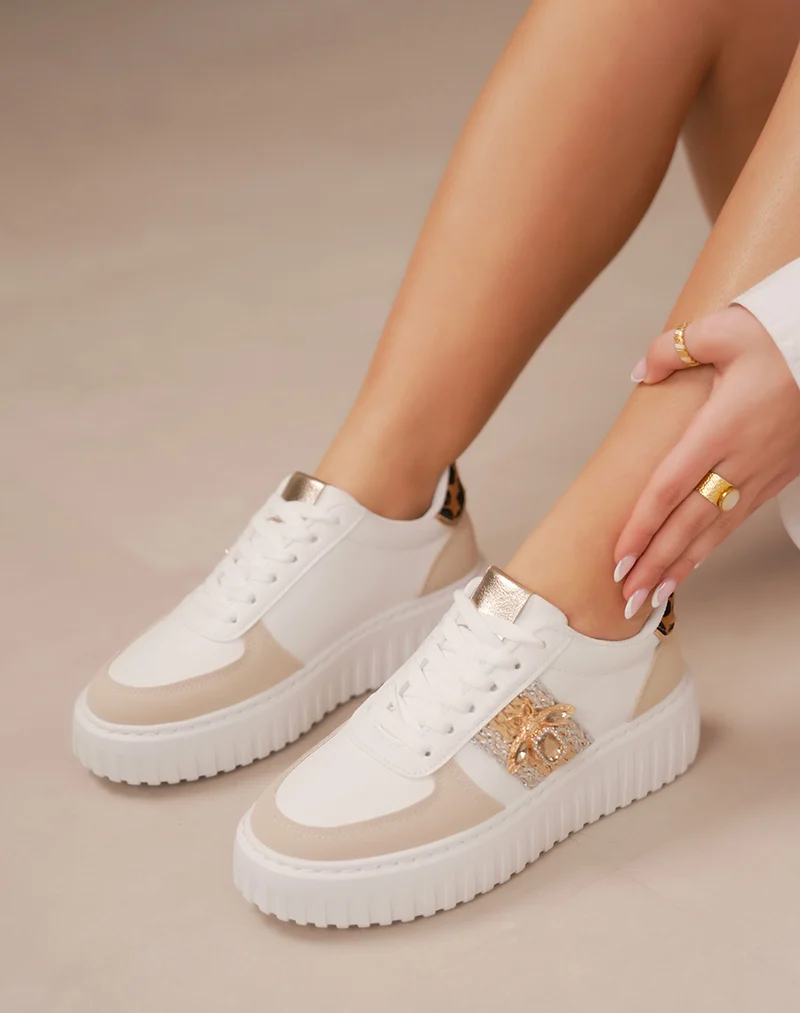 Baskets femme beige et léopard à détail osier, suédine et bijou abeille doré