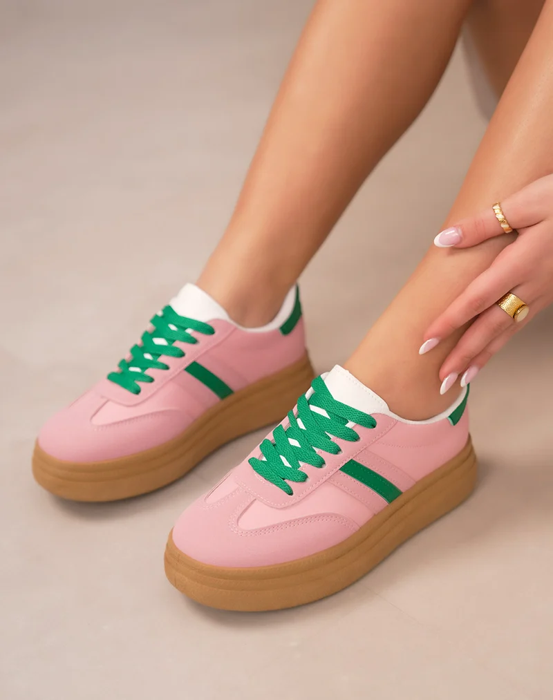 Baskets femme roses à triple semelle camel avec détails vert sapin tendance